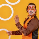 Picture of a man in costume juggling rings